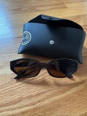 Ray-Ban Brown Cat-Eye Sunglasses with Black Case